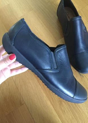 Шкіряні туфлі мокасини clarks