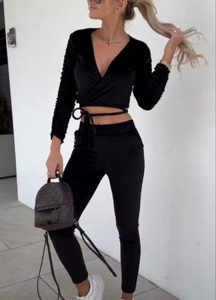 Костюм велюровый спортивный женский черный лонгслив на длинный рукав с вырезом в зоне декольте брюки на высокой посадке с карманами качественный стильный