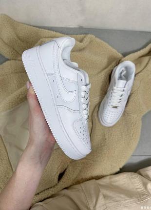 Кросівки жіночі