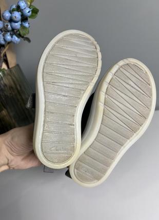 Шкіряні дитячі кросівки clarks з підошвою, що світиться5 фото