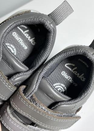 Шкіряні дитячі кросівки clarks з підошвою, що світиться4 фото