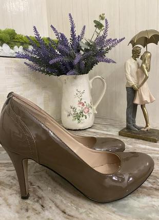 Класичні лакові туфлі лодочки шоколадного кольору на повну і широку ніжку