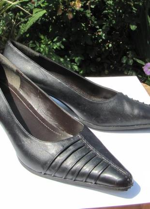 Шкіряні туфлі від бренду clarks, р. 38 код t3814