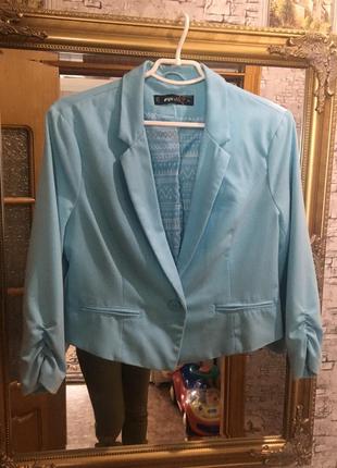 Стильный короткий пиджак блейзер.