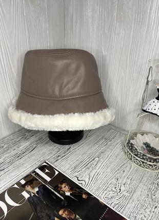 Уютная теплая женская панама с эко - кожи с мехом цвет капучино