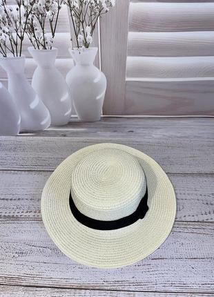 Шляпа женская солнцезащитная соломенная белого цвета с черной лентой (54-58)3 фото