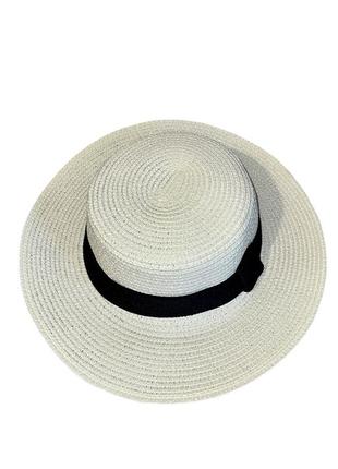 Шляпа женская солнцезащитная соломенная белого цвета с черной лентой (54-58)7 фото