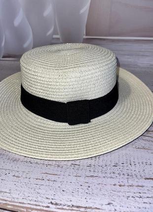 Шляпа женская солнцезащитная соломенная белого цвета с черной лентой (54-58)4 фото