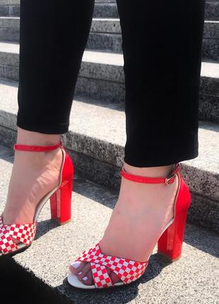 Яскраві босоніжки