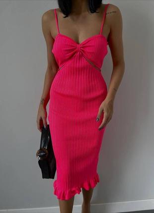Базовое трикотажное платье миди по фигуре на бретелях с вырезом открытой спиной длинное розовое неон малиновое платье