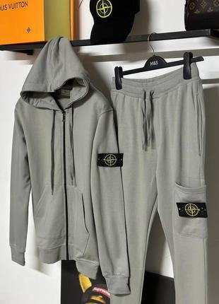 Весняний зелений спортивний костюм stone island з капюшоном весенний зелёный хаки спортивный костюм стон айленд