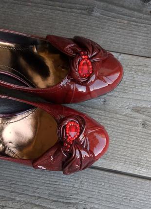 Бордовые туфли лодочки лаковые кожаные на шпильке среднем каблуке классические на каждый день2 фото
