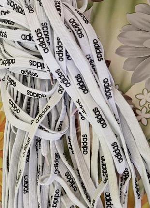 Шнурки для взуття: кросівок, кед.
колір білий з чорним написом adidas. 
довжина біля 115см.
ширина 1 см.