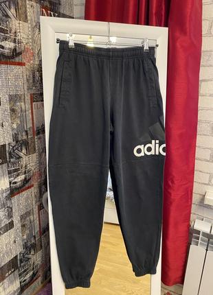 Оригінальні чорні спортивні штани adidas, m