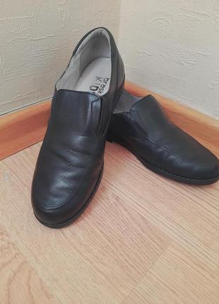 Туфли кожаные черные 39 г. лоферы