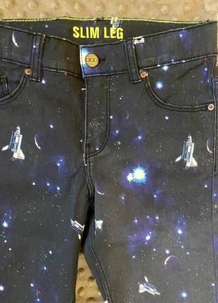 Новые джинсы h&amp;m с космическим принтом 134/140р.2 фото