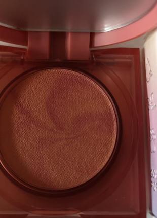 Huda beauty glowish cheeky vegan blush powder рум'яна у відтінку sassy saffron, 2,5 гр.8 фото