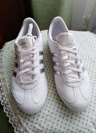 Кросівки жіночі  шкіряні бренд adidas.