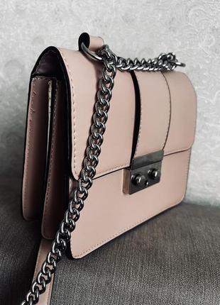 Нежно-розовая сумочка bershka