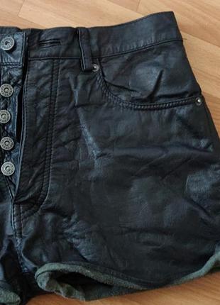 Срочно кожаные черные шорты enjoy с подворотами4 фото
