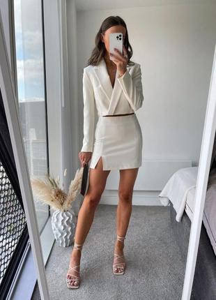 Женский стильный модный легкий летний костюм деловая короткая мини юбка с разрезом и пиджак укороченный молочный белый трендовый нарядный