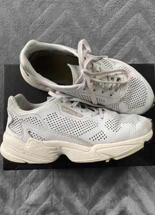 Білі кросівки adidas