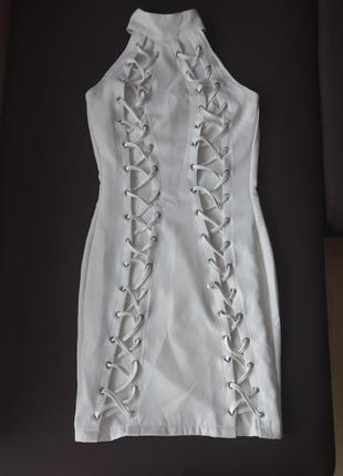 Шикарное белое платье с обнаженной спиной