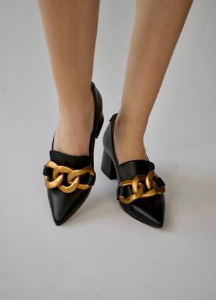 Червоні лакові туфлі з гострим носом з декором