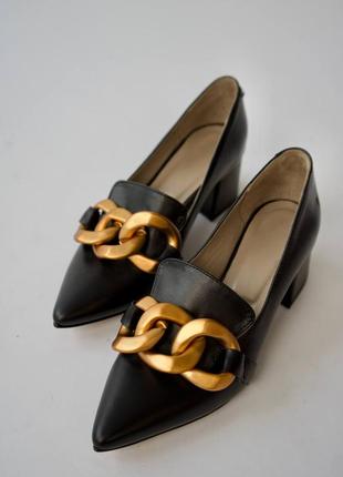 Червоні лакові туфлі з гострим носом з декором