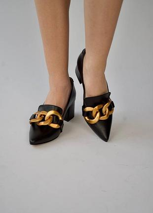 Червоні лакові туфлі з гострим носом з декором