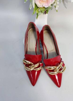 Червоні лакові туфлі з гострим носом з декором