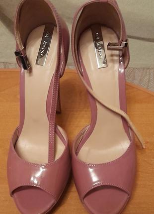 Ошатні, жажані, лаковані босаніжки du monde