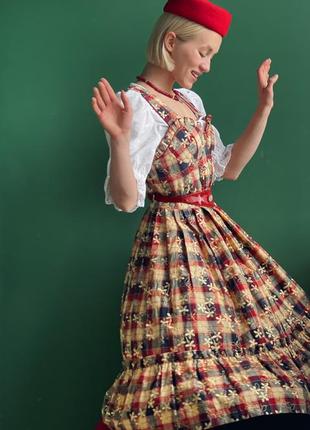 Австрийская винтажное платье в клетку сарафан с вышитыми цветами5 фото