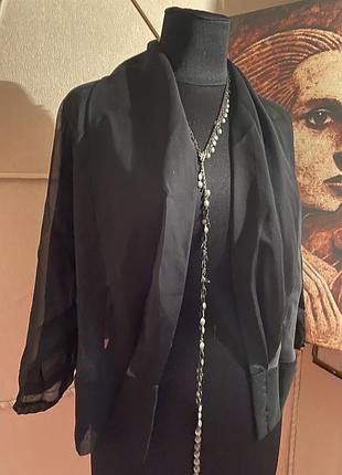 Легкая накидка на плече