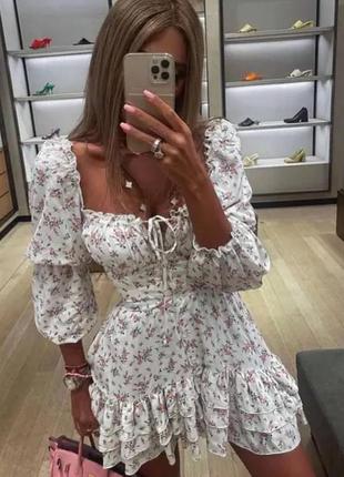 Платье короткое белое с цветочным принтом на длинный рукав с вырезом в зоне декольте приталенная качественная стильная трендовая