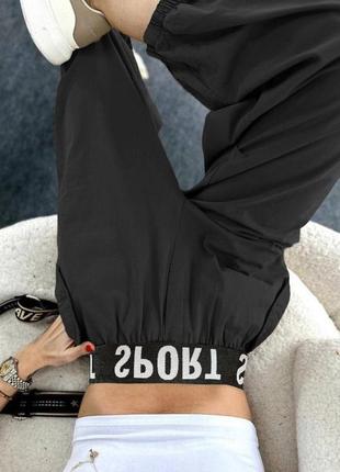 Спортивные штаны джоггеры на высокой посадке черные однотонные на высокой посадке с карманами качественные стильные трендовые3 фото