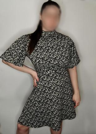 Новое мини-платье в цветочный принт с открытой спинкой от бренда river island