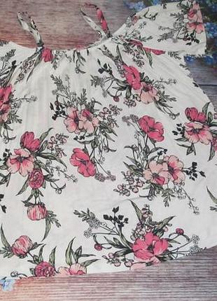 Ніжна футболка в квітковий принт на пишні форми