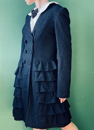 Черное легкое демисезонное черное двубортное пальто с рюшами8 фото