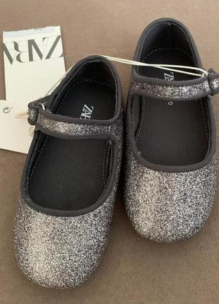 Лаковые блестящие туфли для девочки zara