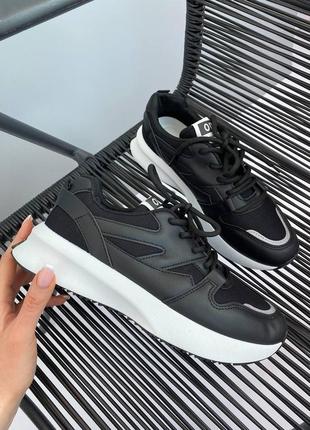 Стильні чорні кросівки на білій підошві