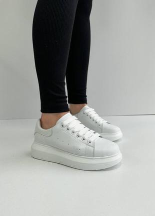 Білі базові кросівки кеди на високій підошві з натуральної шкіри10 фото