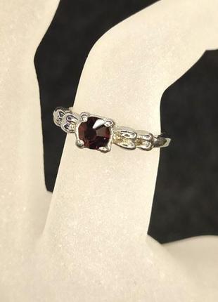 Кольцо "винтаж" с бордовым кристаллом 16, 17 р-р