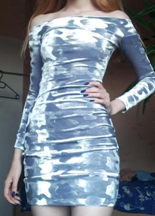 Велюровое серебряное блестящее мини платье с рукавами на плече2 фото