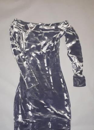 Велюровое серебряное блестящее мини платье с рукавами на плече4 фото