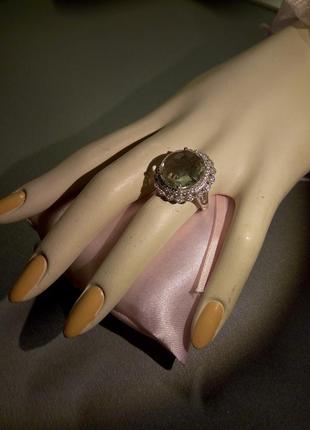 Великолепное 
 кольцо с граненным светлым камнем и фионитами, в идеальном состоянии. серебро 925.3 фото