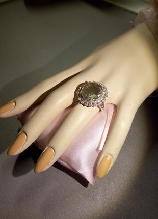 Великолепное 
 кольцо с граненным светлым камнем и фионитами, в идеальном состоянии. серебро 925.2 фото