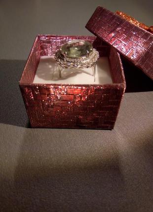 Великолепное 
 кольцо с граненным светлым камнем и фионитами, в идеальном состоянии. серебро 925.5 фото