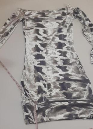 Велюровое серебряное блестящее мини платье с рукавами на плече7 фото