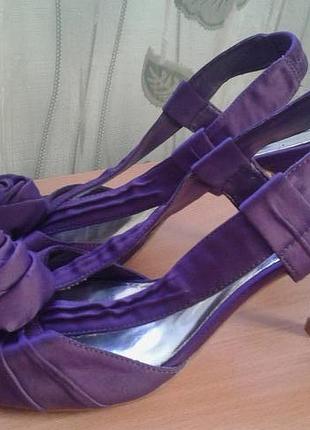 Шикарні босоніжки 39 розмір